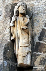 Statuetta alla porta di una chiesa
